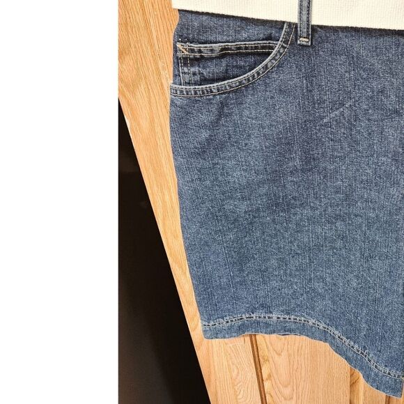 RIDERS BY LEE Women's Plus Mid Rise Instant Slimming Med Wash Jean Shorts 18W - Picture 4 of 13